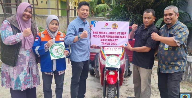 Bantuan Kendaraan PT BSP Selesaikan Persoalan Sampah di Kampung Pebadaran